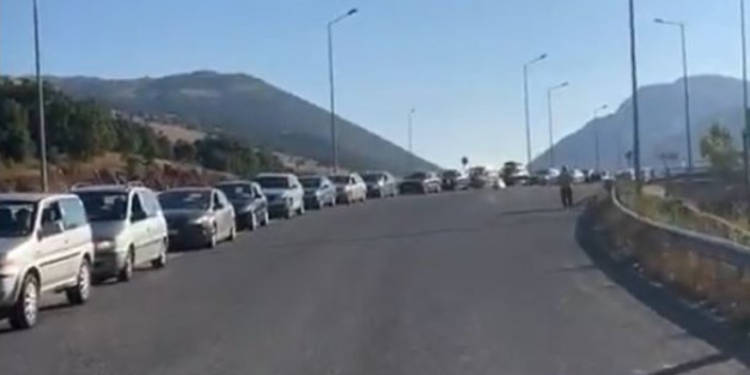 Kaos në Kapshticë/ Dogana greke punon me kapacitet të ulët, shqiptarët presin në radhë me orë të tëra