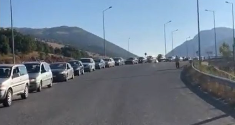 Kaos në Kapshticë/ Dogana greke punon me kapacitet të ulët, shqiptarët presin në radhë me orë të tëra