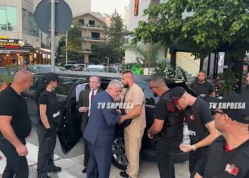 Pamje epike/ Pëllump Pilinçi me 13 ministrat shpall qeverinë në Vlorë si Ismail Qemali në 1912 (VIDEO)