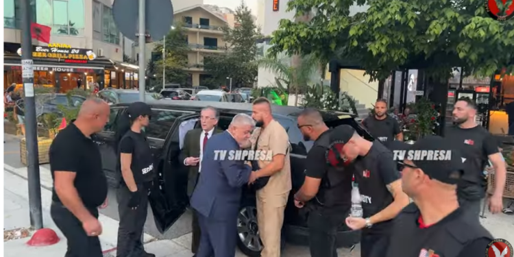 Pamje epike/ Pëllump Pilinçi me 13 ministrat shpall qeverinë në Vlorë si Ismail Qemali në 1912 (VIDEO)