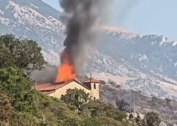 Zjarri në Tepelenë/ Digjet kisha e ndërtuar në vitin 1800, disa banesa, 3 stane e 3 viça (VDIEO)