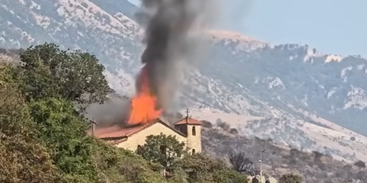 Zjarri në Tepelenë/ Digjet kisha e ndërtuar në vitin 1800, disa banesa, 3 stane e 3 viça (VDIEO)