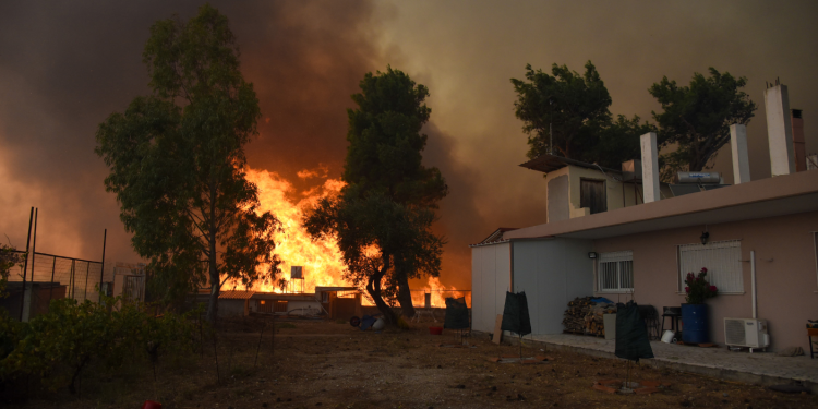 Frikë dhe kaos në Greqi, zjarr i frikshëm në Patra