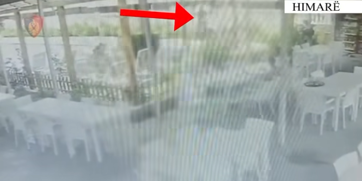 Çmenduri në Borsh/ Pronari i hotelit dhunon nënë e bijë, punonjëse të tij. I kërcënon dhe me pistoletë për t’i vrarë, pastaj i rreh babai i tij (VIDEO)