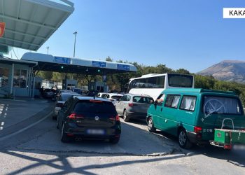 Reagon policia: Në Kakavijë ka fluks, kemi folur me palën greke për të shtuar sportelet