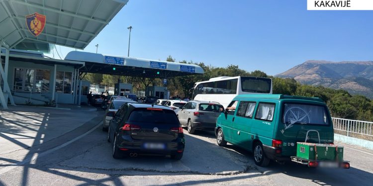 Reagon policia: Në Kakavijë ka fluks, kemi folur me palën greke për të shtuar sportelet