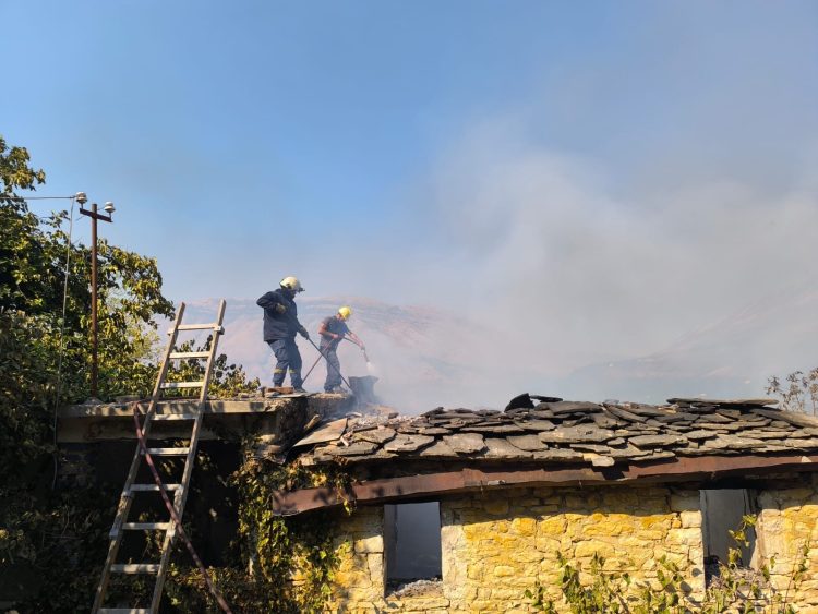 Fshatrat e Finiqit në flakë, Gjirokastra dërgon për ndihmë një zjarrfikëse