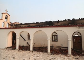 Dëshmitë e banorëve: Po ikim me kokën pas se po na digjen shtëpitë!