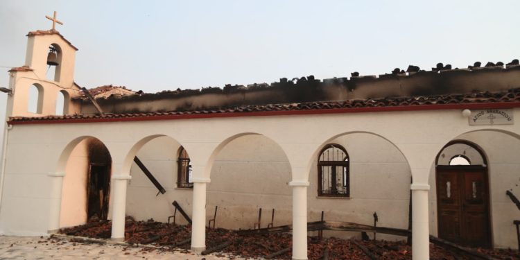 Dëshmitë e banorëve: Po ikim me kokën pas se po na digjen shtëpitë!