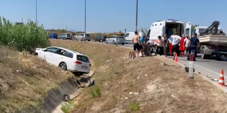 Aksidenti i rëndë/ Përplasen dy makinat, 1 i vdekur dhe 5 të plagosur (VIDEO)