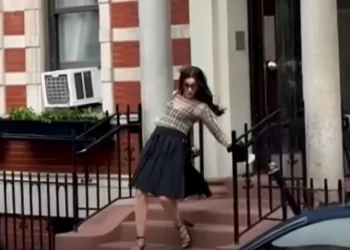 Incident i papritur në sheshxhirimin e “The Devil Wears Prada 2”, Anne Hathaway bie nga shkallët