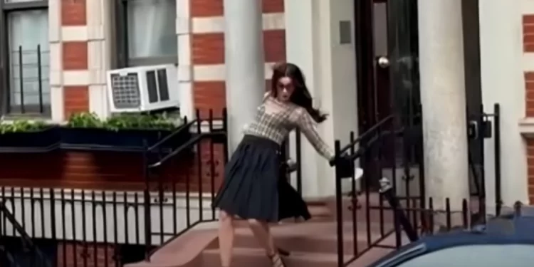 Incident i papritur në sheshxhirimin e “The Devil Wears Prada 2”, Anne Hathaway bie nga shkallët