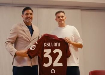 VIDEO/ Dita e parë si “dem”, Asllani: Ja pse zgjodha numrin 32, një që doja unë ma kishte zënë Ismajli që erdhi para meje