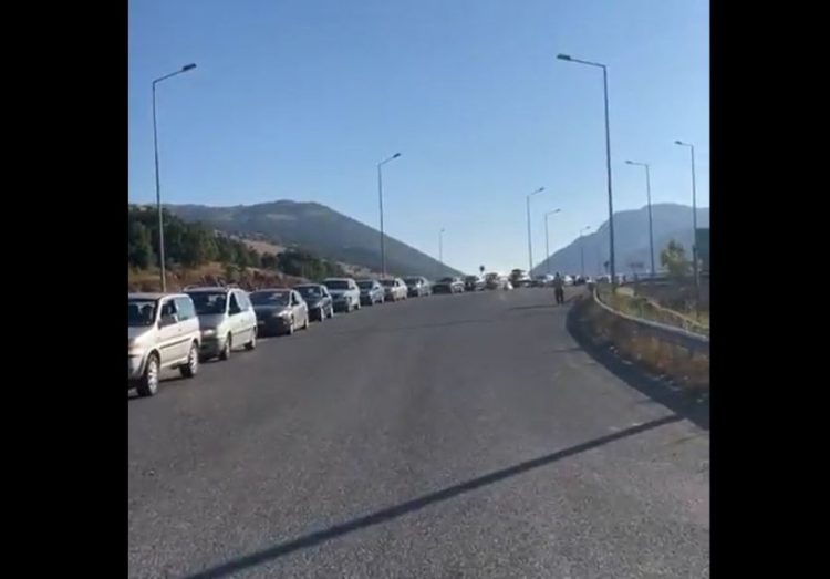 Kaos në Kapshticë/ Dogana greke punon me kapacitet të ulët, shqiptarët presin në radhë me orë të tëra