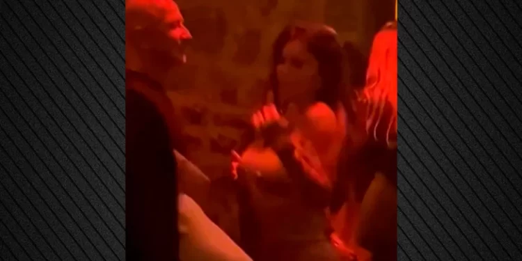 Video/ Vallëzimi i çuditshëm i Jeff Bezos dhe i Lauren Sanchez në një klub në Ibiza