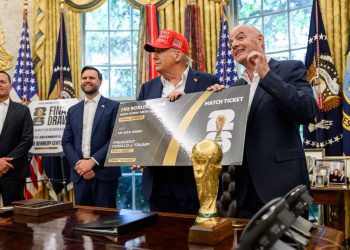 FOTO/ Kupa e Botës në futboll në 2026, Trump merr biletën e parë simbolike të finales së Botërorit. Zbulohen detajet