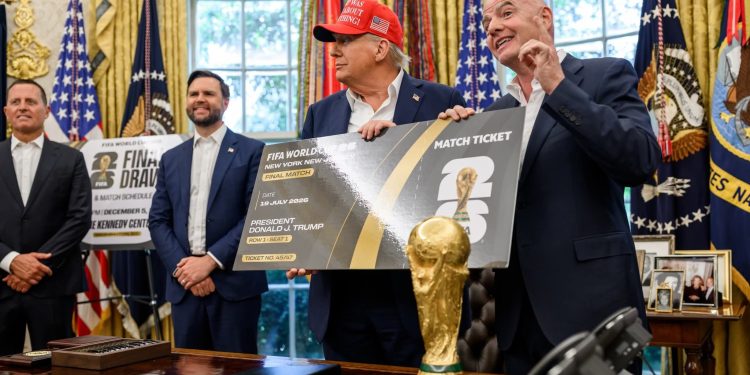 FOTO/ Kupa e Botës në futboll në 2026, Trump merr biletën e parë simbolike të finales së Botërorit. Zbulohen detajet