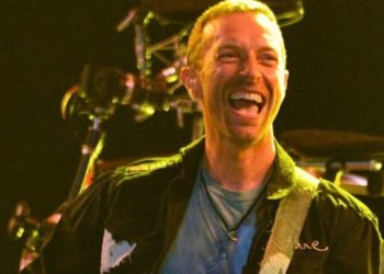Chris Martin reagon pas skandalit me “Kiss Cam” në koncertin e Coldplay: Do ta vazhdojmë