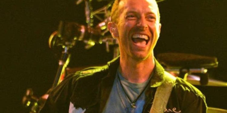 Chris Martin reagon pas skandalit me “Kiss Cam” në koncertin e Coldplay: Do ta vazhdojmë