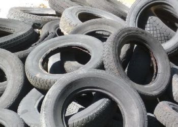 Mbushi përroin me goma të vjetra, policia ndalon një person në Gjirokastër