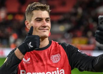 Zyrtare, Schick merr vendimin, rinovon me Leverkusen