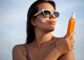 Nga mbrojtje ndaj rrezeve te ‘kërcënim i fshehur’, si përfundoi kremi i diellit në qendër të teorive konspirative