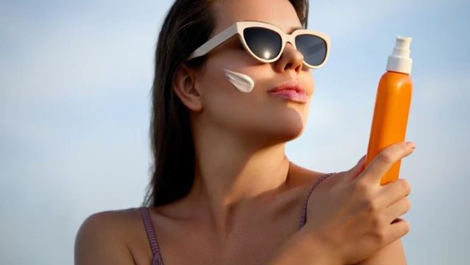 Nga mbrojtje ndaj rrezeve te ‘kërcënim i fshehur’, si përfundoi kremi i diellit në qendër të teorive konspirative