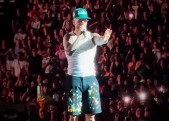 Gruaja kishte me vete fëmijë pa mbrojtëse veshësh, Maluma ndërpret koncertin për të