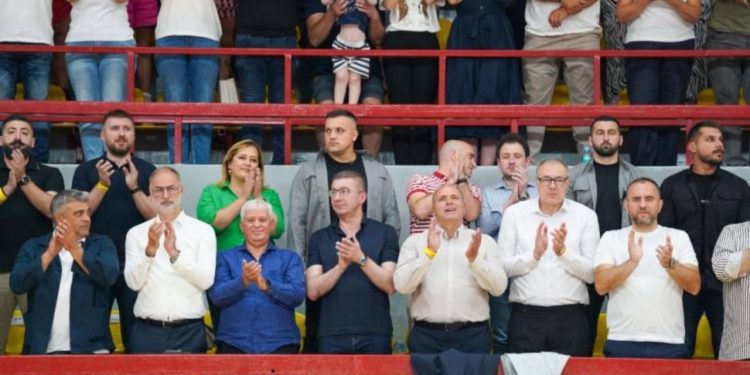 Skandal në Kumanovë! Kore anti-shqiptare gjatë ndeshjes së basketbollit, i pranishëm edhe Mickoski