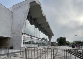 Tragjedia në stacionin hekurudhor të Novi Sadit, ish-ministrat dhe të dyshuarit e tjerë lihen në burg