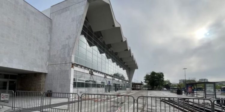 Tragjedia në stacionin hekurudhor të Novi Sadit, ish-ministrat dhe të dyshuarit e tjerë lihen në burg