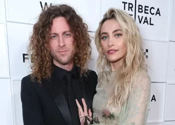 ‘Lotët e ndarjes’/ Paris Jackson dhe Justin Long i japin fund fejesës