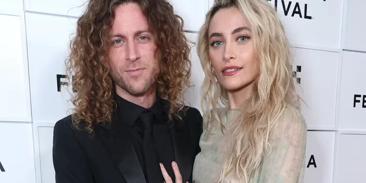 ‘Lotët e ndarjes’/ Paris Jackson dhe Justin Long i japin fund fejesës