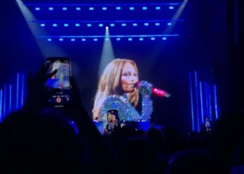 Karkaleci i afrohet te qafa, Jennifer Lopez përballon me qetësi incidentin në skenë gjatë koncertit