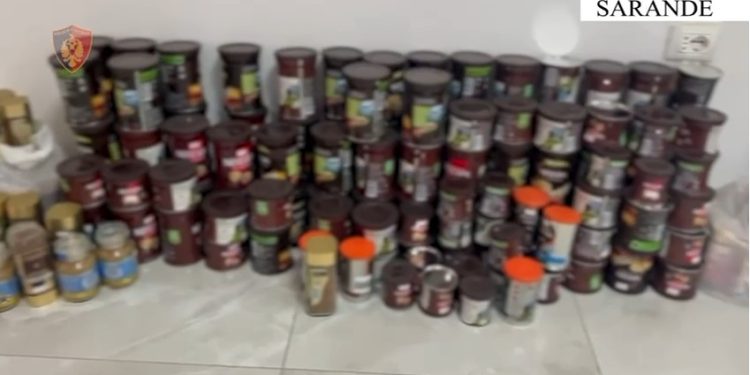 Mallra kontrabandë në market, arrestohet një grua në Sarandë