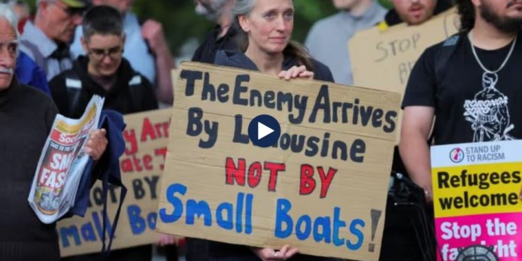 Protesta pro refugjatëve në Angli, britanikët dalin në rrugë, thirrje qeverisë: Emigrantët janë të mirëpritur!