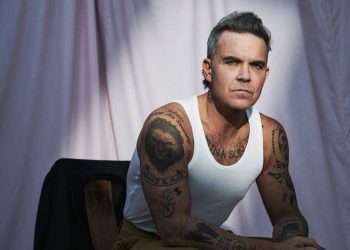 Robbie Williams: T’u japësh fëmijëve celularë është abuzim, është si t’u japësh drogë