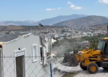 Në kulmin e sezonit, shembet një banesë pa leje në Ksamil