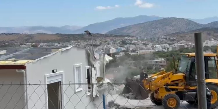 Në kulmin e sezonit, shembet një banesë pa leje në Ksamil