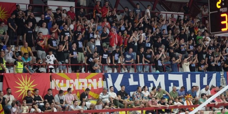 Skandaloze në Kumanovë/ Kore raciste dhe antishqiptare në ndeshjen e basketbollit Maqedoni e Veriut-Rumani (VIDEO)