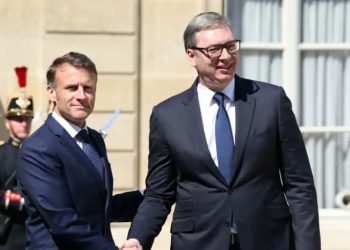 Macron telefonatë me Vuçiç, diskutime për situatën në Bosnje dhe dialogun Kosovë-Serbi