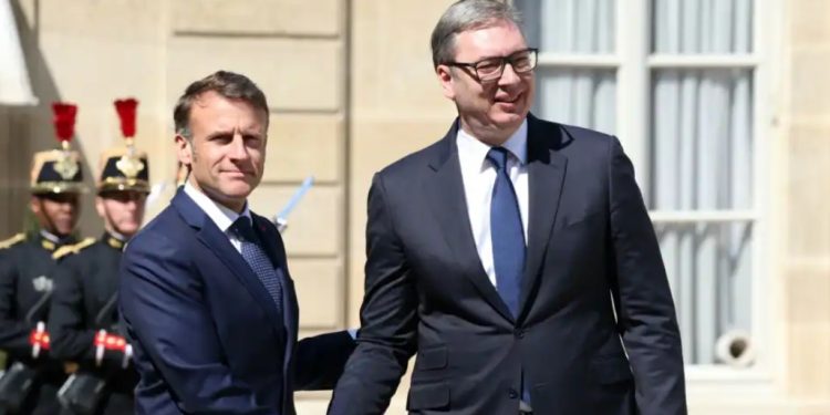 Macron telefonatë me Vuçiç, diskutime për situatën në Bosnje dhe dialogun Kosovë-Serbi