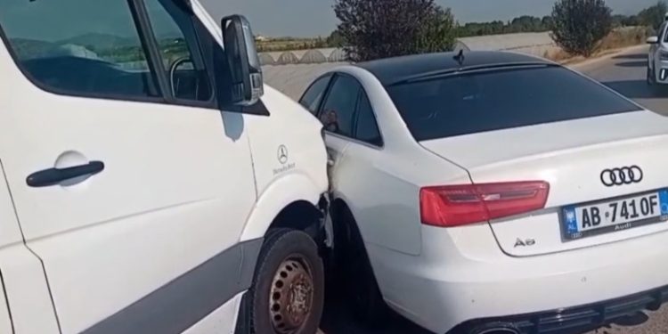 Aksident/ Furgoni i Libohovës përplaset në Levan me “Audin”
