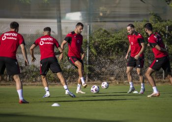 Kombëtarja zhvillon seancën e parë stërvitore në kampin stërvitor në Malaga, situata