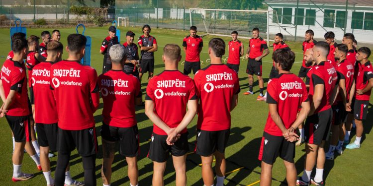 Kombëtarja vijon përgatitjet për miqësoren me Gjibraltarin. Largohet Kastrati i dëmtuar, ftohet Simon Simoni