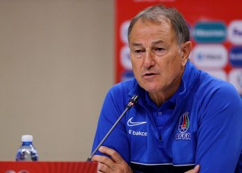 Santos largohet nga Azerbajxhani, projektohet rikthimi i De Biasi-t