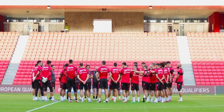 Kombëtarja zhvillon seancën e fundit stërvitore para Letonisë, situata e kuqezinjve