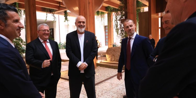 FOTO+VIDEO/ Presidenti i UEFA-s dhe anëtarët e KE-së vizitë në kryeministri, Rama i pret te “Parku Eden”