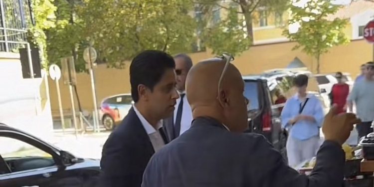 VIDEO/ E rrallë në Tiranë, presidenti i PSG-së, Nasser Al-Khelaifi filmohet duket blerë fruta në tezga si qytetar i thjeshtë