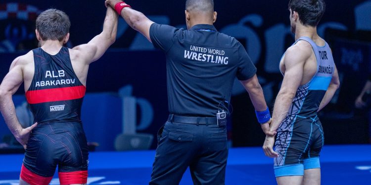 Botërori i Mundjes, Dudaev bie që në start, shkëlqen Abakarov